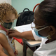 Una enfermera prepara a Roxana Montano, de 3 años, para recibir su dosis de Soberana Plus, una vacuna cubana contra el covid-19, el 24 de agosto de 2021 en el hospital Juan Manuel Márquez de La Habana, como parte del estudio de vacunación en niños